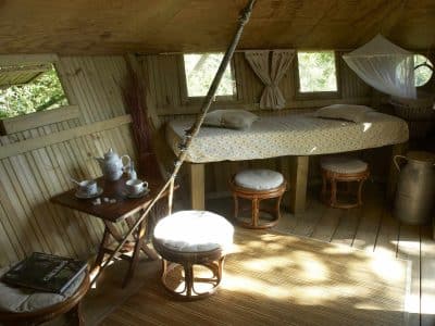 Cabane en bois en Bretagne, avec lit douillet et coin salon lumineux.