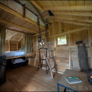 Cabane en bois en Bretagne, avec lit douillet et décoration naturelle.