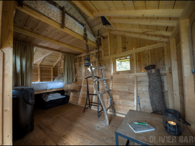 Cabane en bois en Bretagne, avec lit douillet et décoration naturelle.