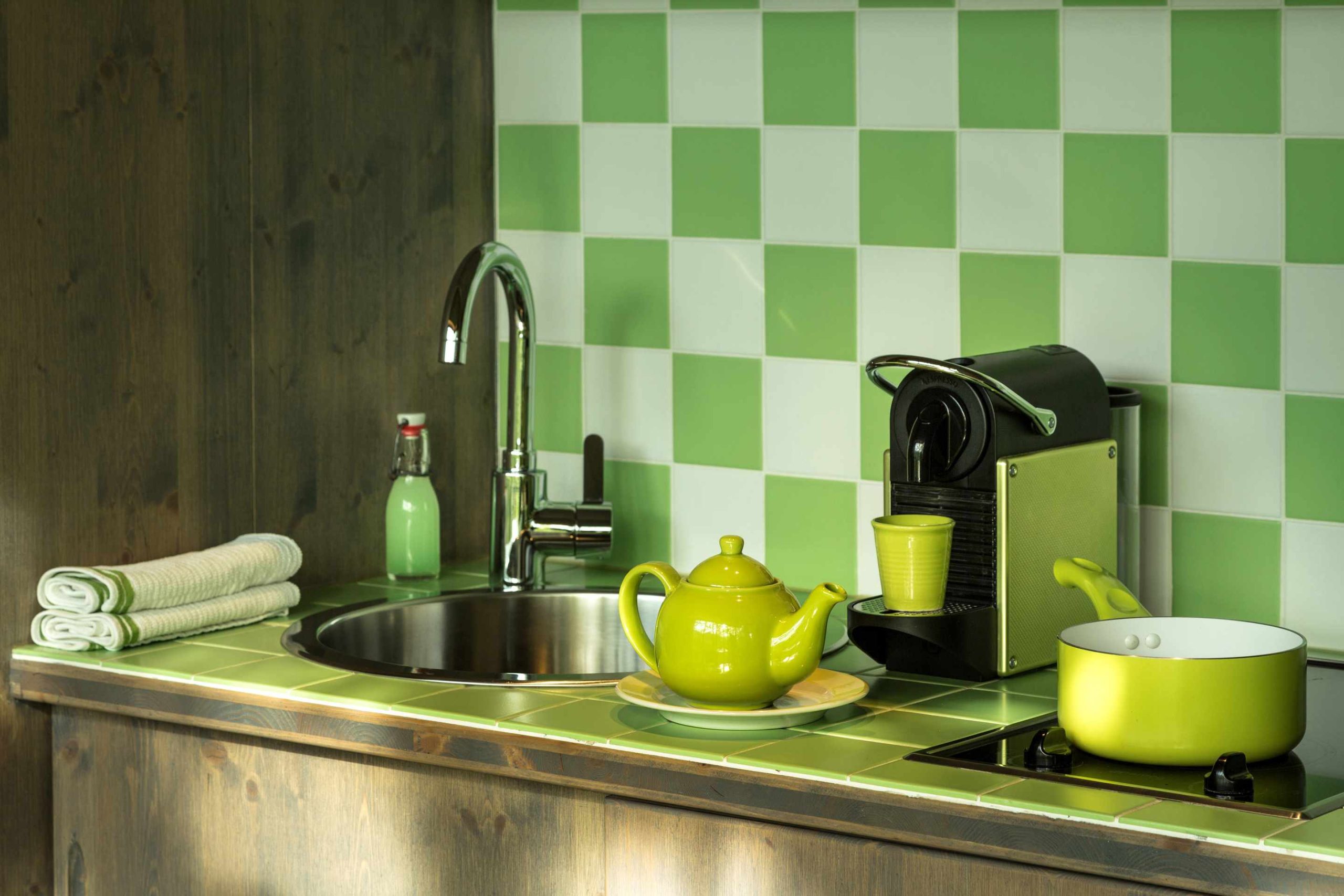 E98A1227 Hébergement insolite à Limousin : cuisine moderne avec carrelage vert et accessoires colorés.