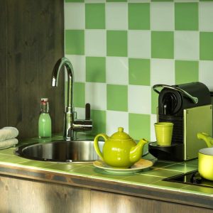 Cuisine moderne dans un hébergement insolite à Limousin, avec carrelage vert.