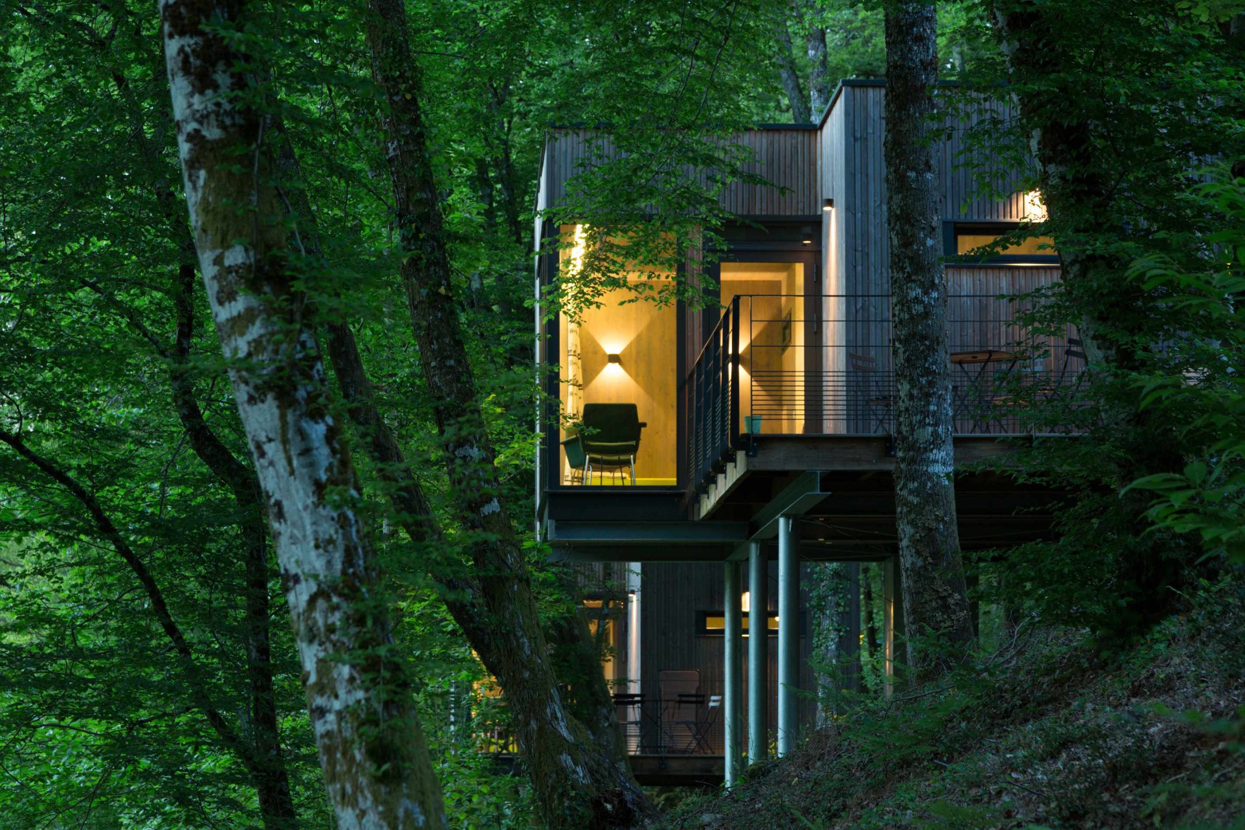 E98A1371 Cabane perchée dans les arbres, entourée de verdure luxuriante au Limousin.