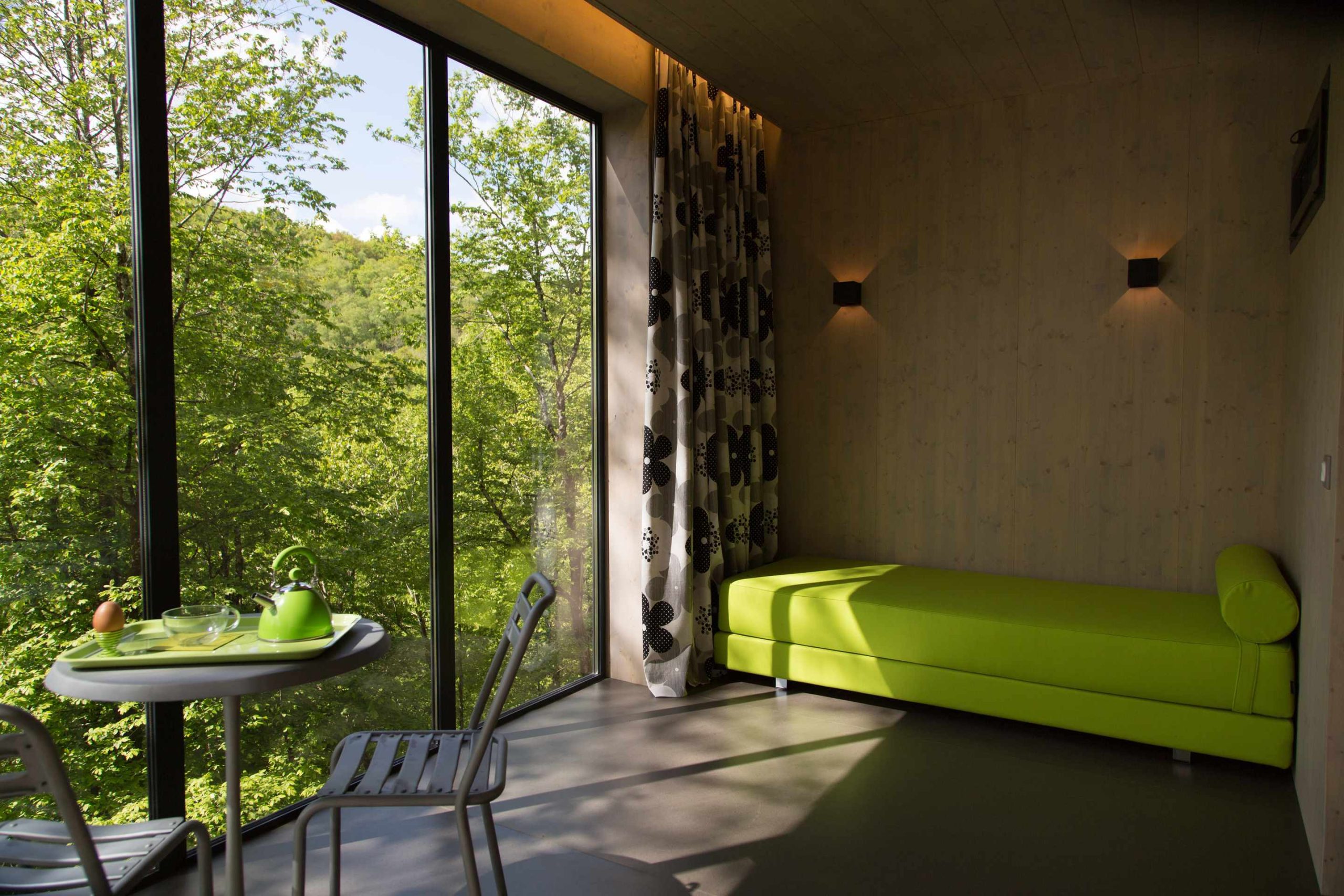 E98A7427 Hébergement insolite en Limousin : cabane moderne avec vue sur la nature verdoyante.