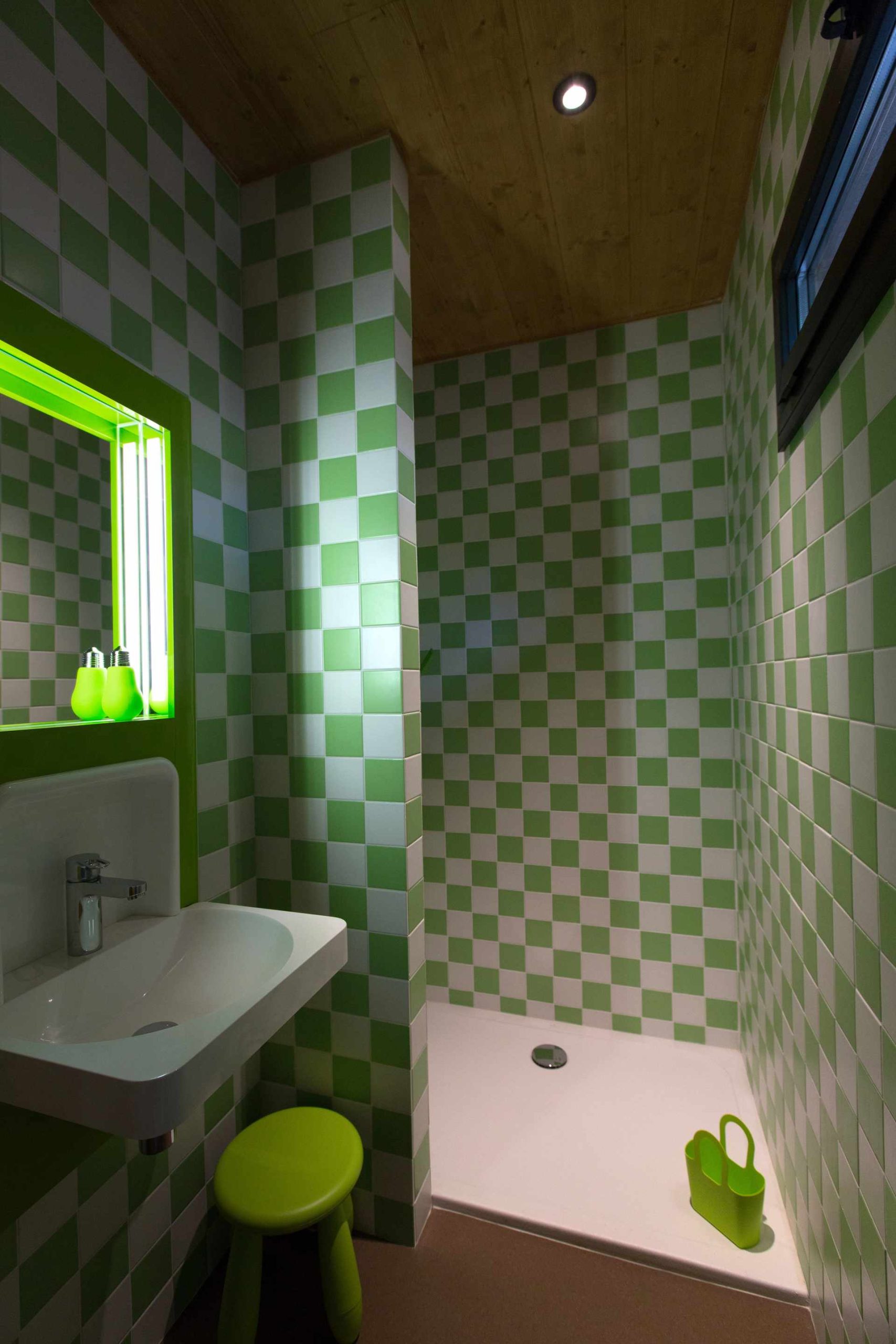 E98A7480 Salle de bain moderne dans un hébergement insolite au Limousin, carrelage vert à damier.