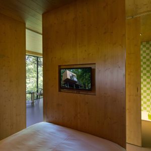 Hébergement insolite en bois à Limousin, avec vue sur la nature et décoration moderne.