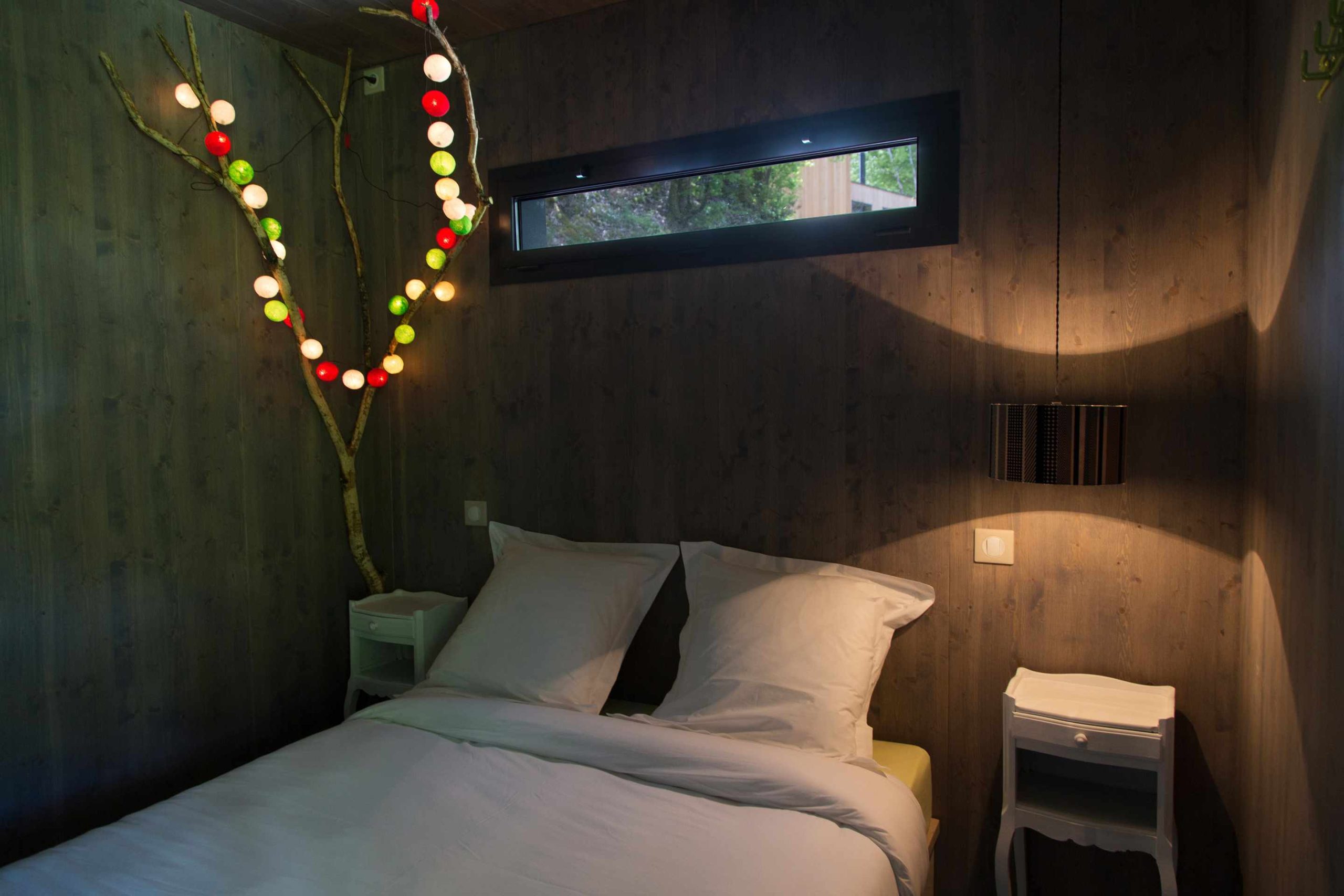 E98A7847 Chambre cocooning en bois avec guirlande lumineuse colorée à Limousin.