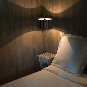 Chambre cocooning en bois, éclairage doux, ambiance chaleureuse à Limousin.