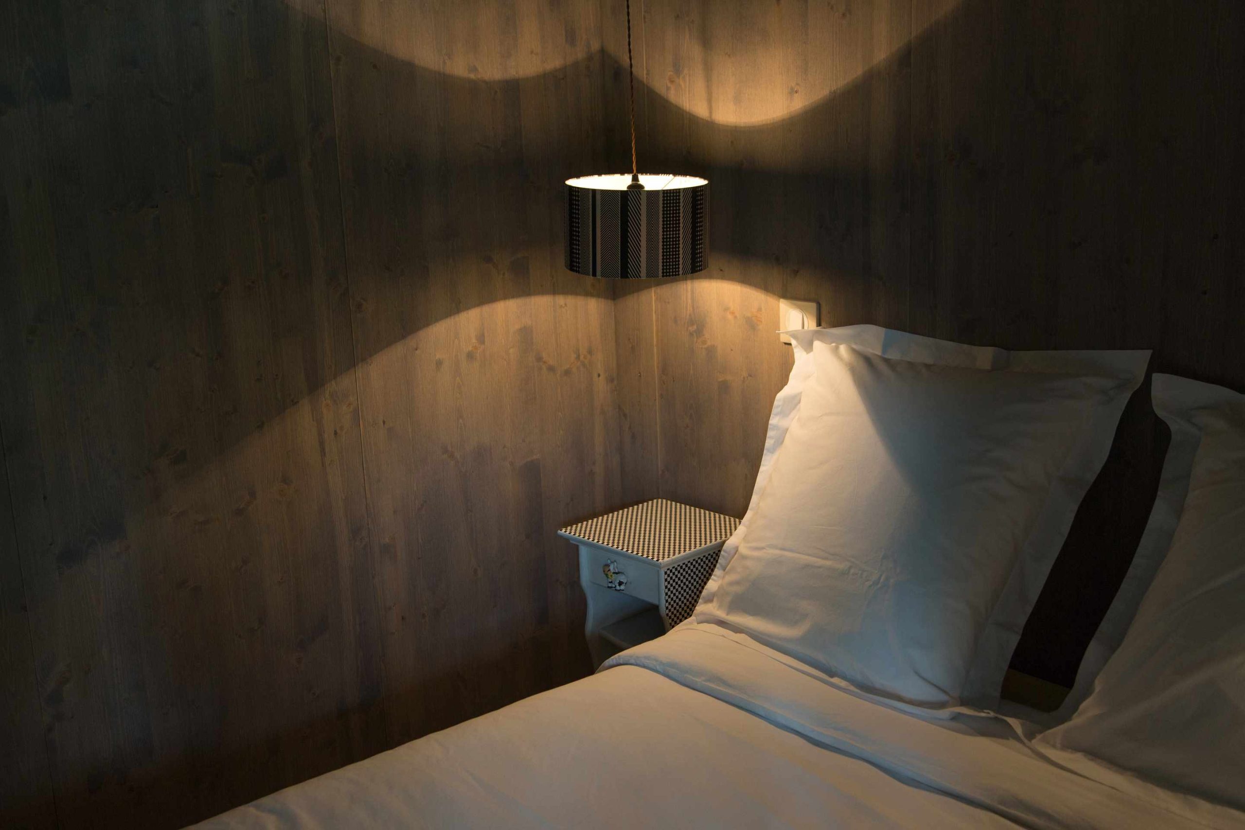 E98A7936 Chambre cocooning en bois, éclairage doux, ambiance chaleureuse à Limousin.