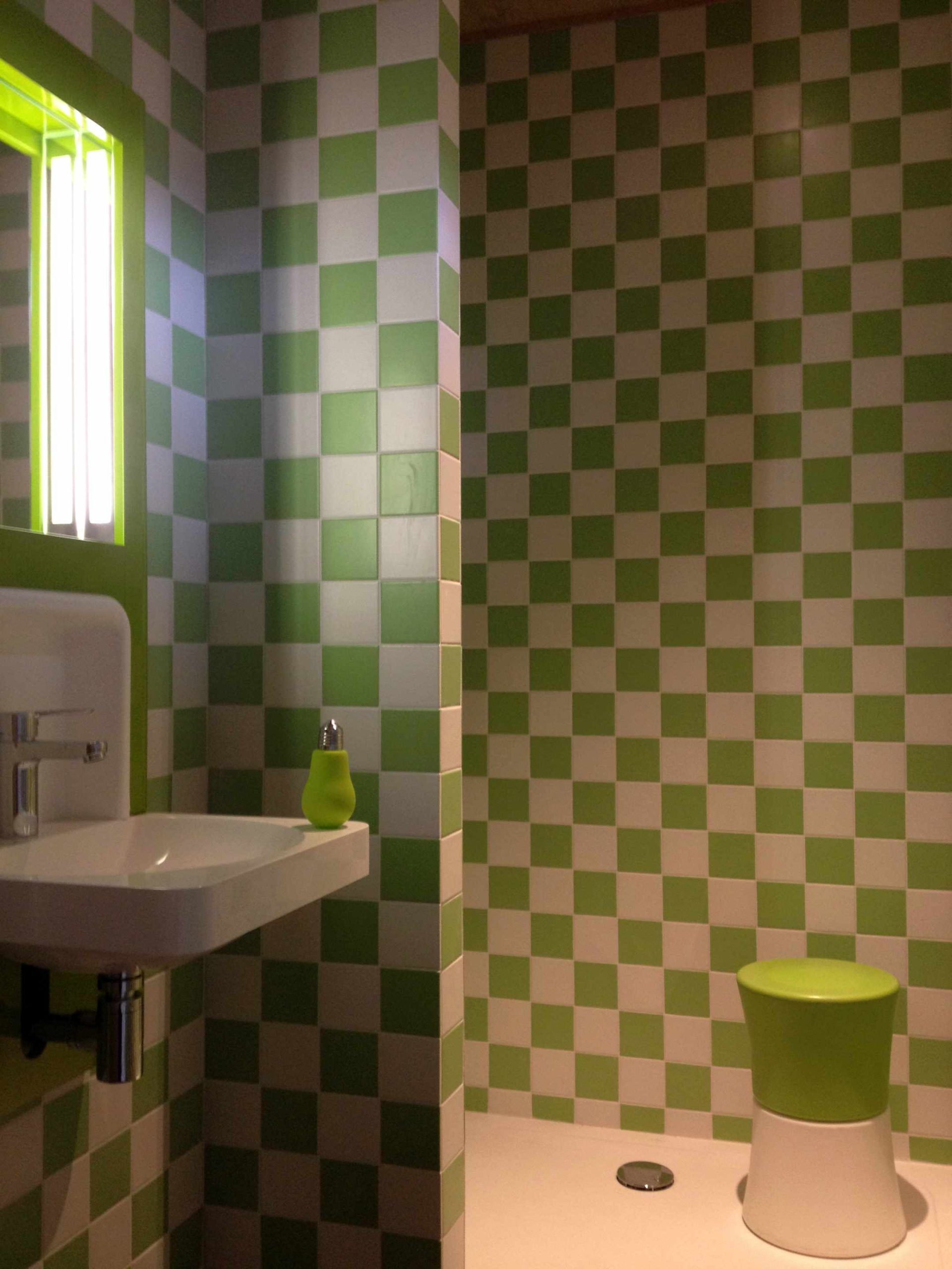IMG_4611 Salle de bain moderne dun hébergement insolite à Limousin, carrelage vert et blanc.
