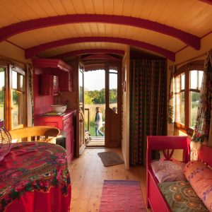 Charmante roulotte en Bretagne, décorée de couleurs vives et vue sur la nature.