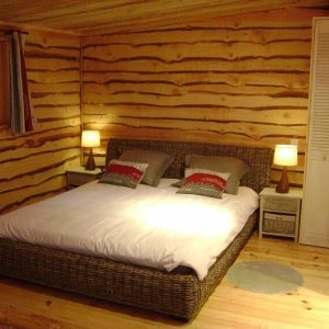 Chalet en bois chaleureux avec lit douillet et murs en rondins à Midi-Pyrénées.