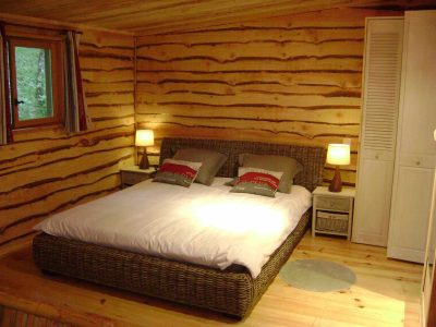 Chalet en bois chaleureux avec lit douillet et murs en rondins à Midi-Pyrénées.