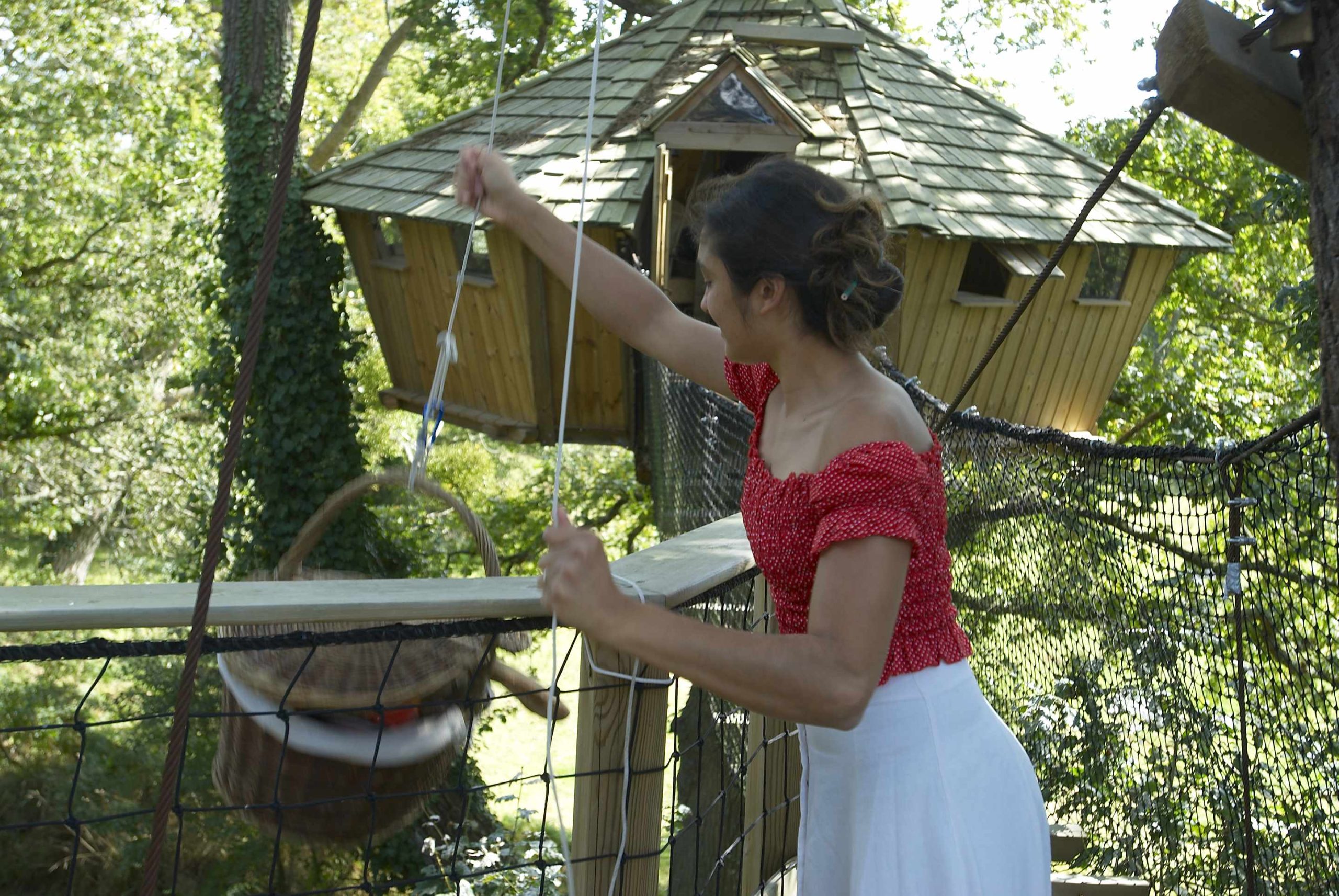 montee du panier grande terrasse familiale myriam Cabane perchée en Bretagne, avec un toit en ardoise et un accès par une passerelle.