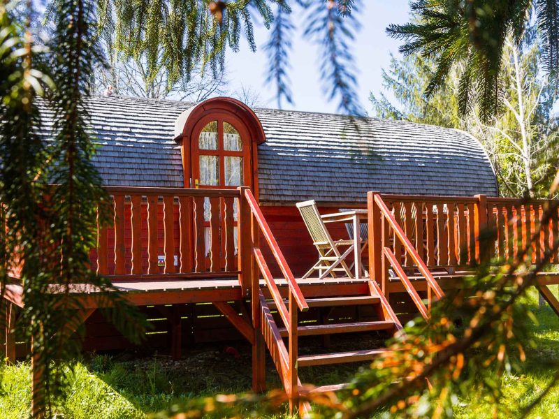 Hébergement insolite en Aquitaine : un chalet en bois avec terrasse et vue dégagée.