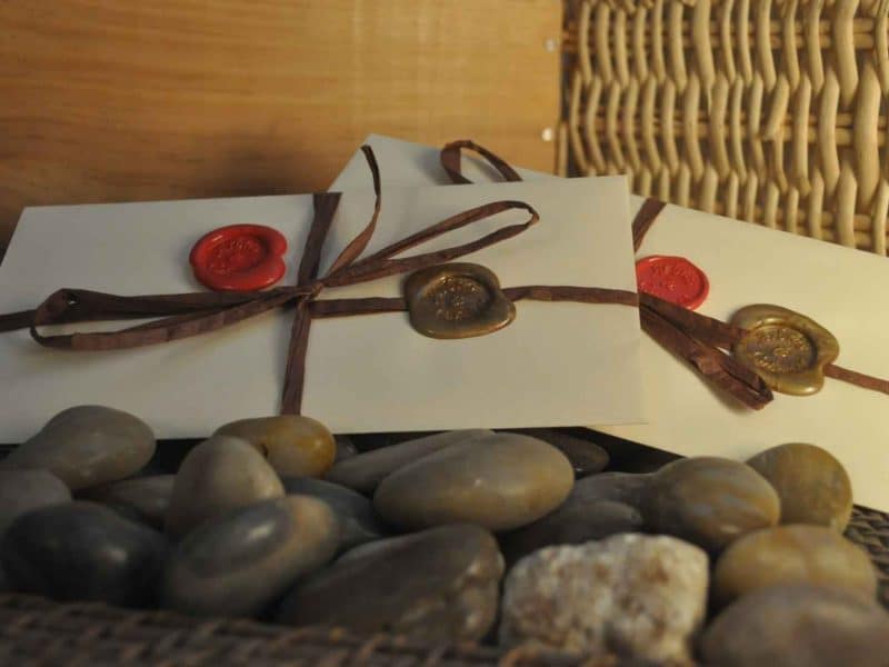 Hébergement romantique avec lettres scellées, décoré de galets naturels.