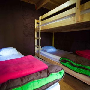 Chalet insolite à Languedoc-Roussillon avec lits superposés et couvertures colorées.