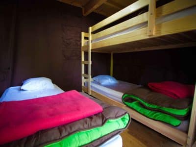 Chalet insolite à Languedoc-Roussillon avec lits superposés et couvertures colorées.