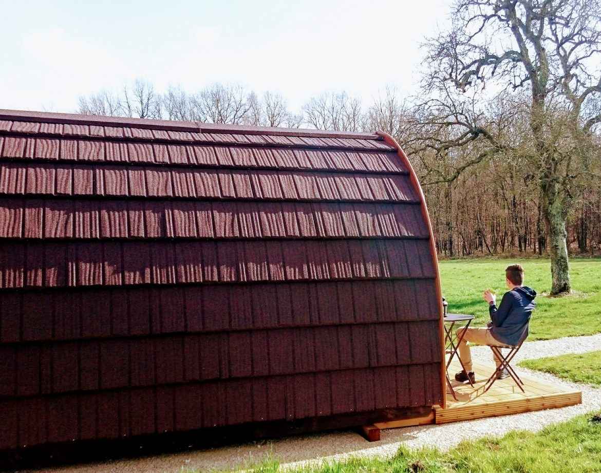 Hébergement insolite en forme de bulle, situé dans un cadre verdoyant et paisible.
