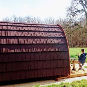 Hébergement insolite en forme de bulle, situé dans un cadre verdoyant et paisible.
