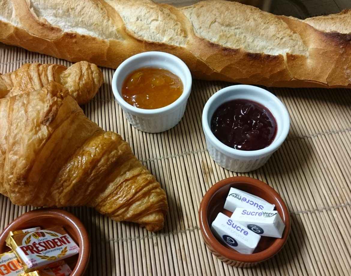 Hébergement insolite en Centre : petit-déjeuner avec croissants et baguette dorée.