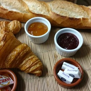 Hébergement insolite en Centre : petit-déjeuner avec croissants et baguette dorée.