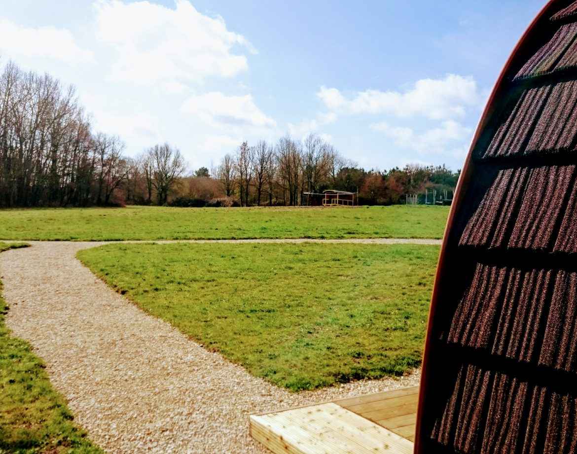Hébergement insolite en forme de bulle, avec vue sur un vaste espace verdoyant.
