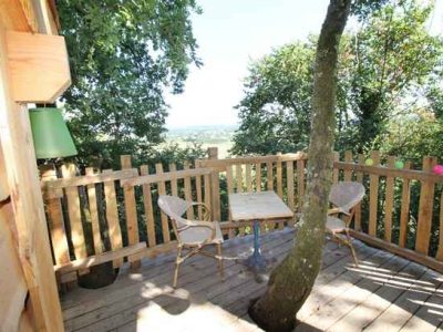 Cabane perchée en Aquitaine avec terrasse en bois et vue dégagée sur la nature.