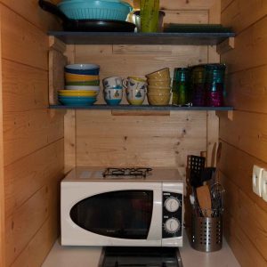 Cuisine équipée dans un hébergement insolite en bois en Provence-Alpes-Côte dAzur.