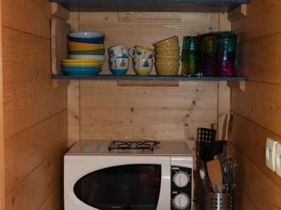 Cuisine équipée dans un hébergement insolite en bois en Provence-Alpes-Côte dAzur.