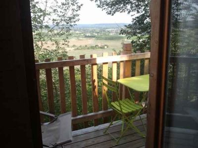 Cabane perchée en Aquitaine avec terrasse en bois et vue panoramique sur la vallée.