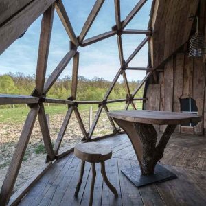 Hébergement insolite en dôme avec une vue panoramique sur la nature environnante.