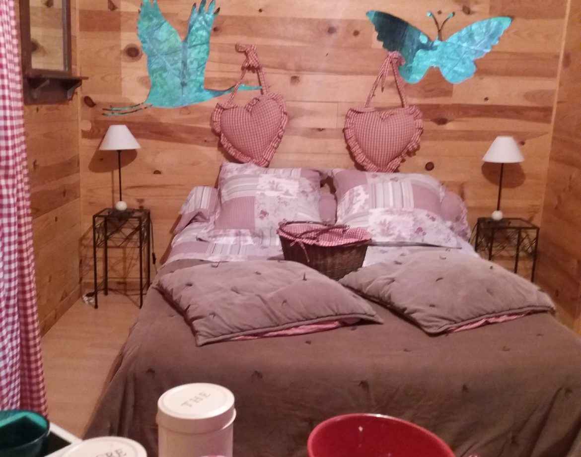 Chalet en bois à Nouvelle-Aquitaine, décoré de papillons et cœurs en tissu.