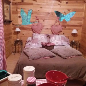 Chalet en bois à Nouvelle-Aquitaine, décoré de papillons et cœurs en tissu.