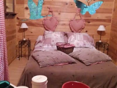 Chalet en bois à Nouvelle-Aquitaine, décoré de papillons et cœurs en tissu.