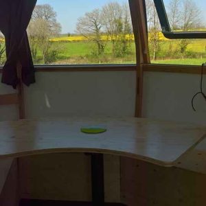 Hébergement insolite en Nouvelle-Aquitaine, intérieur lumineux avec vue sur la nature.