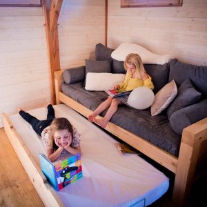 Hébergement insolite en Midi-Pyrénées : cabane en bois avec un coin salon cosy.