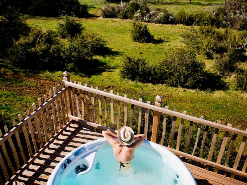 Hébergement insolite en Midi-Pyrénées avec jacuzzi, vue panoramique sur la nature.