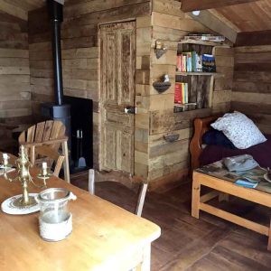 Cabane en bois dans le Limousin, avec un intérieur chaleureux et rustique.