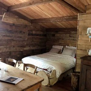 Chalet en bois dans le Limousin, avec un lit douillet et une ambiance chaleureuse.