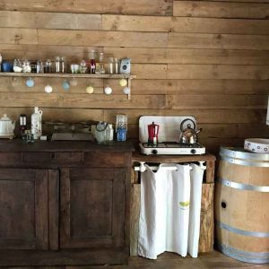Hébergement insolite en Limousin : cuisine en bois avec baril décoratif.