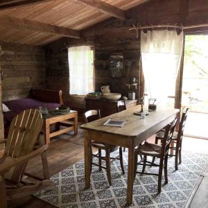 Cabane en bois dans le Limousin, avec un intérieur chaleureux et une table en bois.