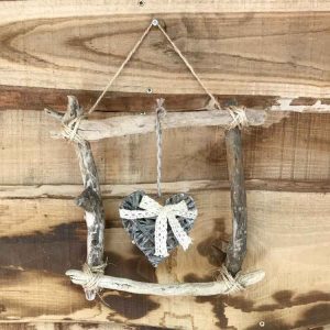 Hébergement insolite en Limousin : cadre en bois avec un cœur décoratif en dentelle.