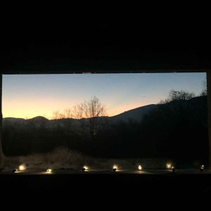Hébergement insolite en Aquitaine avec vue panoramique sur les montagnes au coucher du soleil.