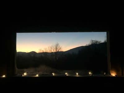 Hébergement insolite en Aquitaine avec vue panoramique sur les montagnes au coucher du soleil.
