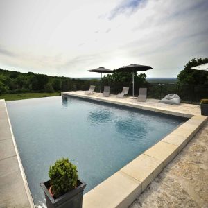 Hébergement insolite en Midi-Pyrénées avec piscine et transats au bord de leau.