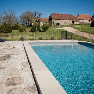 Hébergement insolite en Midi-Pyrénées avec piscine et vue sur un domaine rural.