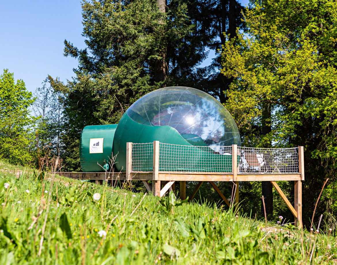 Hébergement insolite en bulle transparente, niché dans la verdure dAuvergne-Rhône-Alpes.
