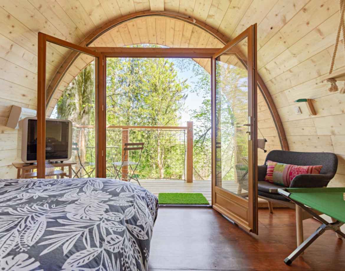 Hébergement insolite en bulle en bois, avec vue sur la nature et terrasse accueillante.