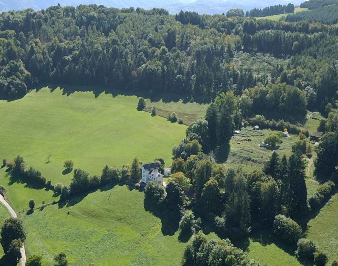 Hébergement insolite en Auvergne-Rhône-Alpes, entouré de verdure et de montagnes.