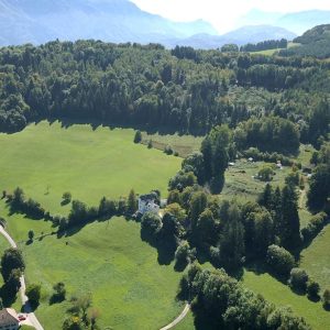 Hébergement insolite en Auvergne-Rhône-Alpes, entouré de verdure et de montagnes.